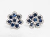 une paire de boucles d'oreilles en saphir et diamant