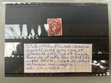un bloc-notes auquel est attachée une feuille de papier