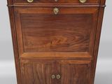 une armoire ancienne en bois, avec un plateau en marbre et des poignées en laiton