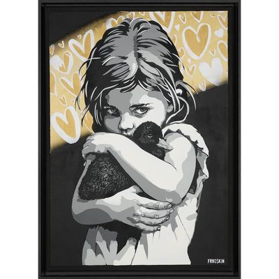 une peinture en noir et blanc représentant une petite fille tenant un chat dans ses bras