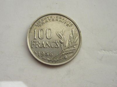 une pièce de monnaie posée sur une surface blanche