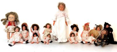 Lot de poupées folkloriques anciennes en plastique moulé creux visage 