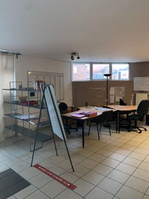 Lot de mobilier de bureau et d'informatique se trouvant dans l'accueil