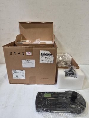 une boîte contenant une télécommande et d'autres objets, posée sur une table