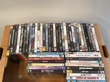 beaucoup de DVD dans une boîte en carton posée sur une table