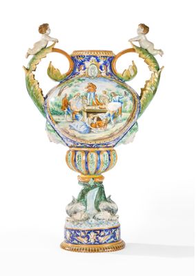 un vase surmonté d'un oiseau