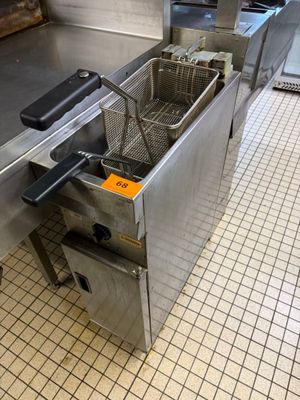 une image d'une friteuse commerciale dans une cuisine commerciale