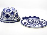 une paire d'assiettes en porcelaine bleue et blanche ornées de motifs bleus et blancs