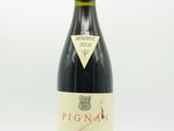 une bouteille de vin posée sur une table