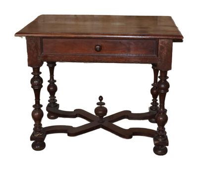 une vieille table en bois surmontée d'un tiroir