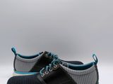 gros plan d'une paire de chaussures sur fond blanc