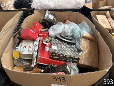 une boîte en carton remplie d'articles assortis dans un magasin