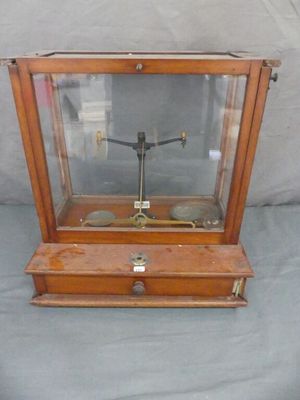 un coffret en bois contenant une horloge