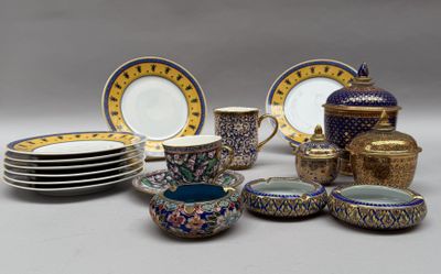 plusieurs assiettes et tasses posées sur une table