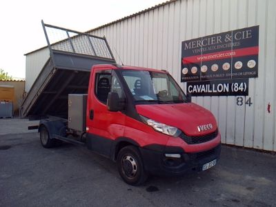 un camion rouge garé devant un bâtiment