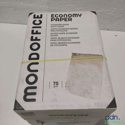 une boîte de papier posée sur une table