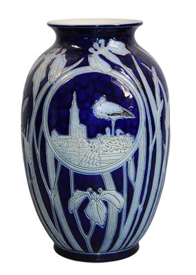 un vase bleu orné d'une image représentant un bateau