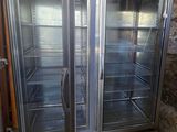 deux portes vitrées ouvertes dans une pièce