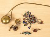 un grand nombre d'objets différents posés sur une table