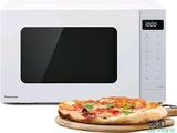 une pizza posée sur une planche à découper à côté d'un micro-ondes