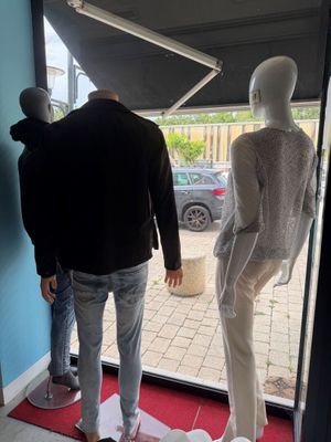 Ensemble de trois mannequin de vitrine sur pied (dont un san…