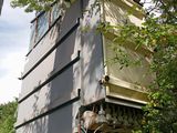 un grand immeuble d'où sort un tuyau métallique sur le côté