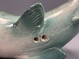 un dauphin en céramique posé sur une table