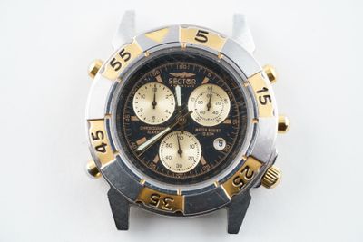 gros plan d'une montre sur une surface blanche