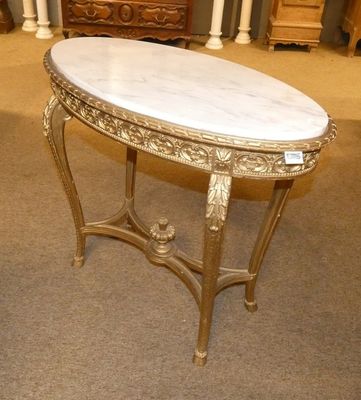 une table avec un plateau en marbre dans une pièce