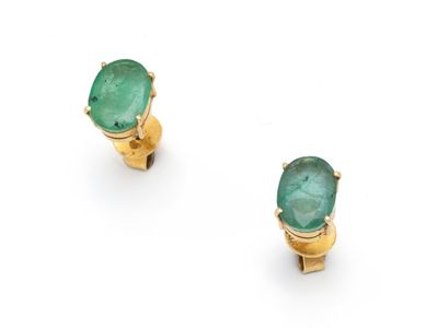une paire de boucles d'oreilles en émeraude et or