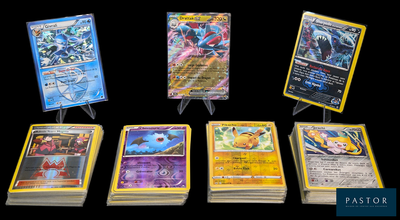 un lot de cartes posées sur une table