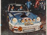 une photo d'une photo d'une voiture dans un garage