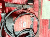 une image représentant une boîte à outils rouge à laquelle est relié un cordon