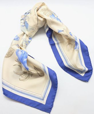 foulard en soie bleu et crème à motifs floraux
