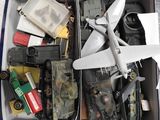 une valise remplie de jouets et d'objets militaires en tout genre