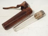 un petit tube en verre muni d'un manche en bois, à côté d'un autre petit tube en verre