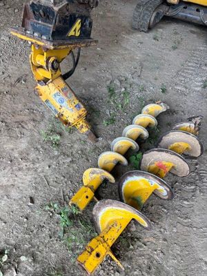 une machine jaune qui est posée par terre
