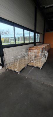 Ensemble de 8 palettes et 5 chariots métalliques, contenant … - Photo 1