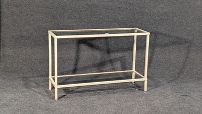 un gros plan d'une vitrine en verre sur fond gris