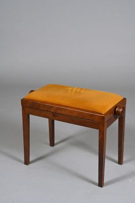 une image représentant un petit banc en bois avec une assise en cuir