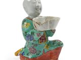 une image représentant une figurine d'une femme en train de lire un livre