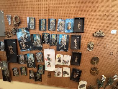 un tableau en liège sur lequel sont épinglés tout un tas d'objets