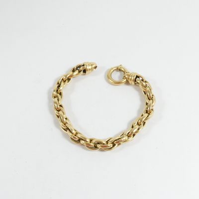 une image d'un bracelet en or sur fond blanc