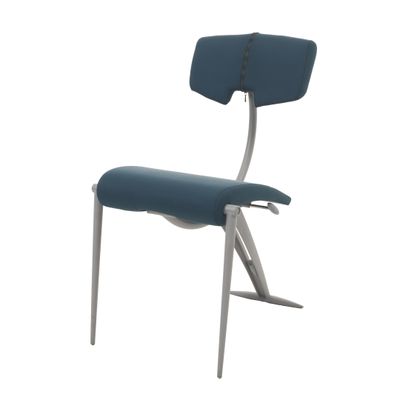 une image représentant une chaise bleue avec une structure en métal