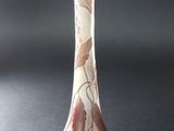 un vase posé sur une table
