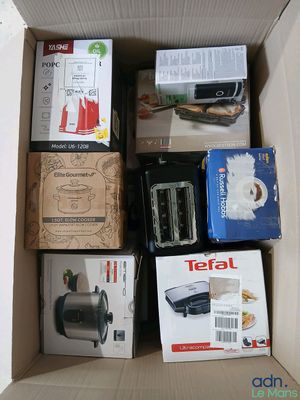 une boîte remplie d'objets divers qui s'y trouvent