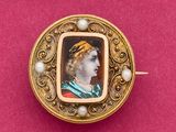 une image représentant une femme avec des perles dans les cheveux