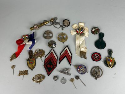 beaucoup de broches et d'épingles posées sur une table