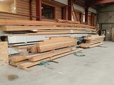 de nombreuses pièces de bois empilées dans un entrepôt