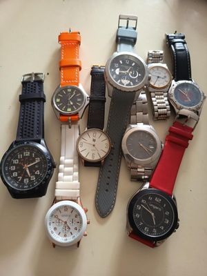 un grand nombre de montres posées sur une table